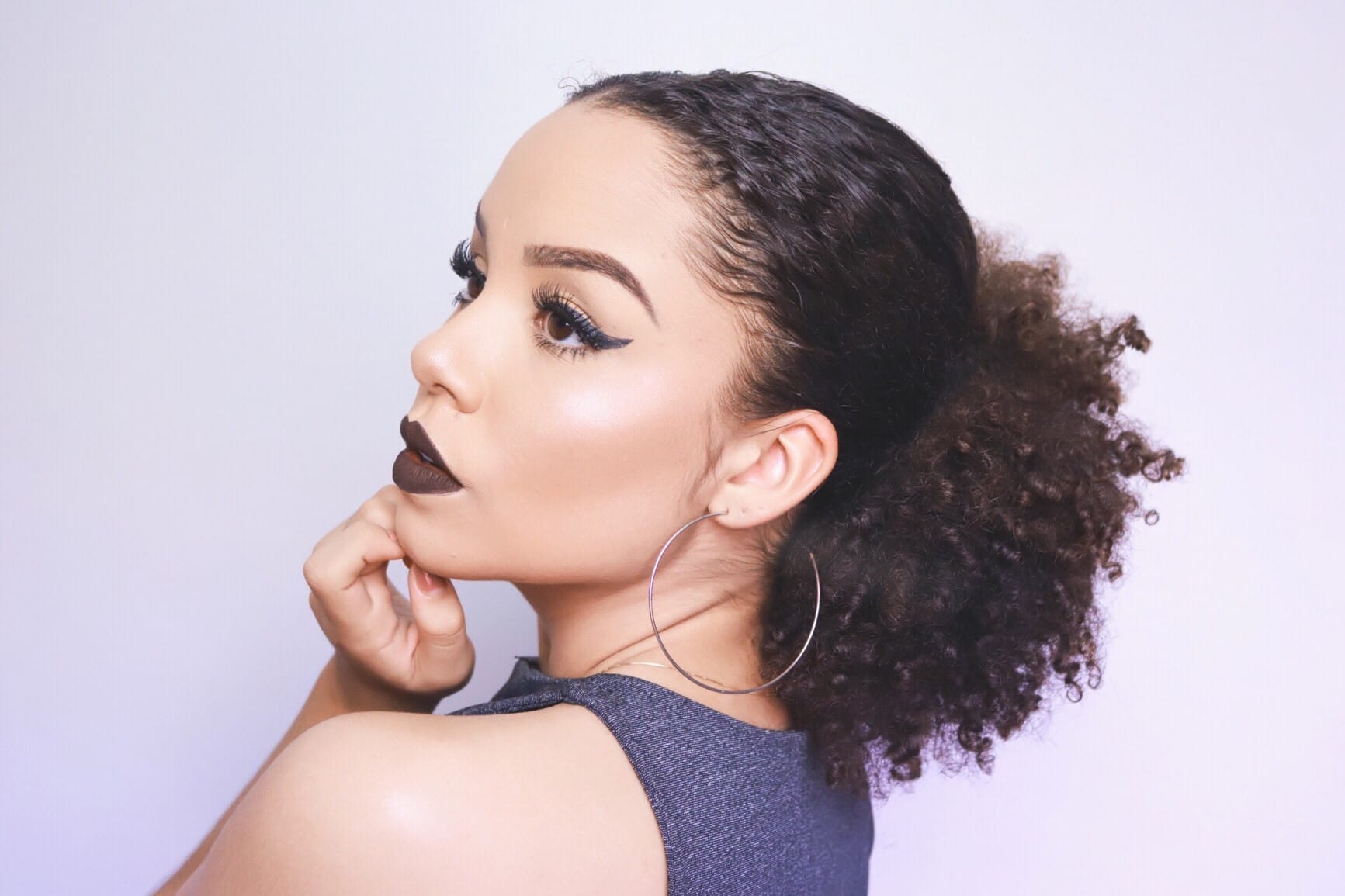 Penteado preso e baixo partido ao meio - Tô de Cacho