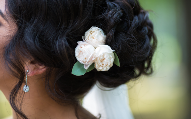 penteado coque com flor branca 630x392 - Penteados para 15 anos: fotos e dicas para penteados de debutante