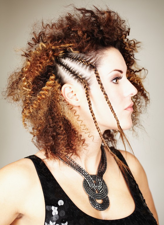 penteado para cabelo cacheado curto16 - Como prender cabelo curto: formas de prender os fios curtinhos e dicas de penteado