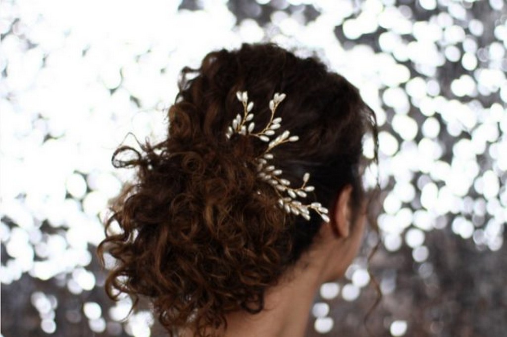 coque com acessório 4 - Cabelo de noiva: dicas e inspirações para cabelos curtos, médios e longos