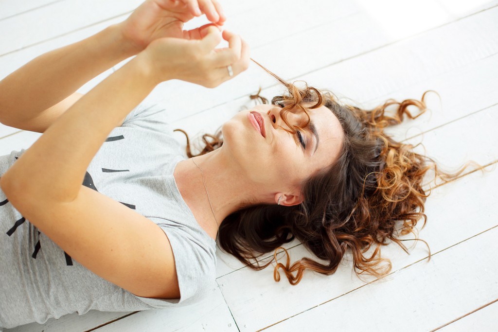 como cuidar dos cabelos cacheados - Como cuidar dos cabelos cacheados e crespos: Conheça os principais cuidados