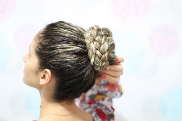 penteados com coque3 630x420 - Penteados com coque para cabelos crespos e cacheados: Passo a passo e lindas inspirações