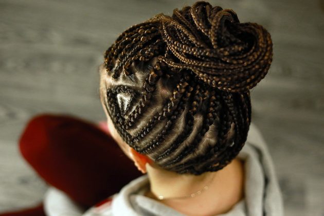 penteados com coque9 630x420 - Penteados com coque para cabelos crespos e cacheados: Passo a passo e lindas inspirações
