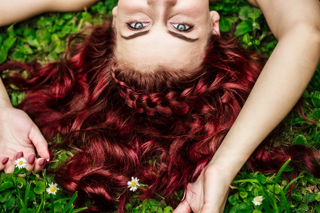 cabelo vermelho borgonha1 - Mechas vermelhas: tudo sobre a mais nova tendência dos cabelos