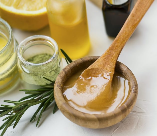 beneficios do mel no cabelo 2 630x547 - Benefícios do mel no cabelo: por que ele é tão poderoso na hora de restaurar?